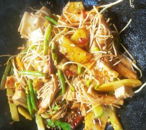 翻炒至五成熟即可。