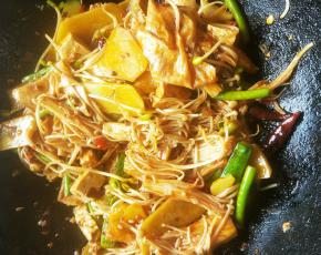 然后全部码在鱼身上。