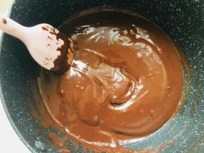 加入蛋糕胚中的黑巧克力，搅拌至完全融化。