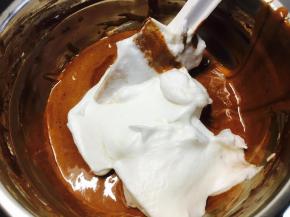 取一些蛋白，加入到蛋糊中。翻拌均匀。