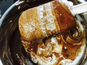 这里要特别注意，蛋糊温度要保持一定温度，温度过低，蛋糊中的巧克力会出现冷凝现象。 会影响翻拌