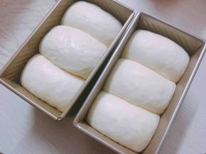 发酵到八分满的时候就拿出面团，然后开始180度预约烤箱。