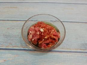 把肉先切成片，然后再切成丝，放入碗中加入油和生抽搅拌均匀，腌制十五分钟