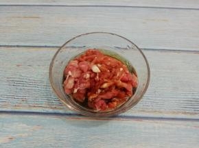 把肉先切成片，然后再切成丝，放入碗中加入油和生抽搅拌均匀，腌制十五分钟
