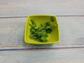 香菜切成小粒