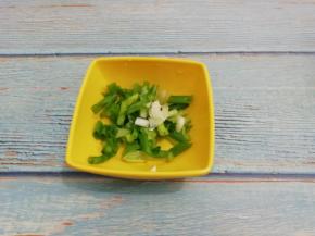 小葱也同样切成小粒