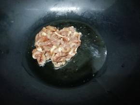炒锅里加入适量的油烧到七八成热时，将肉丝放入锅中快速的划开，炒到肉变色