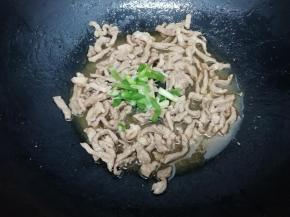 再把小葱放入锅中