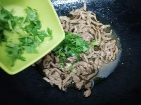 在放入香菜翻炒均匀