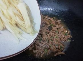 再把姜丝放入锅中翻炒片刻