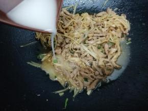 最后加入水淀粉勾芡即可关火出锅