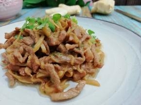 装入盘中，上面再撒点儿小葱和香菜碎即可食用