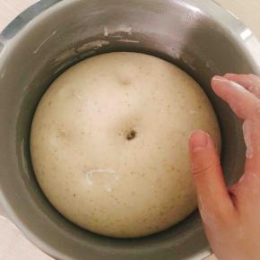 面团发到两倍大，用手指在中间搓一个洞是不回缩就说明发酵好了，（白吐司忘记拍照，所以用全麦代替一下）