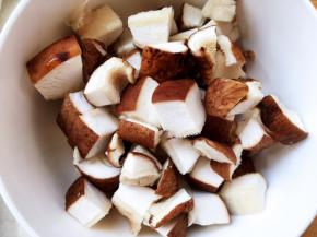 香菇洗干净，切丁