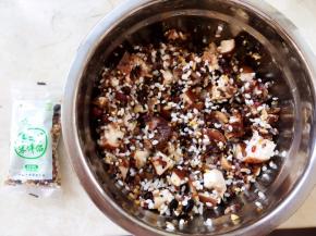 将香菇丁跟腊肉丁加入十二谷米中搅拌均匀