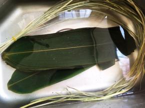 我用的真空包装的湿叶子，跟绑绳一起泡软