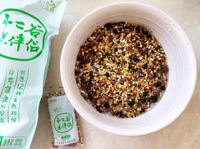 糯米泡好后，滤干水份，加入十二谷米伴侣，我用了四小包，糯米跟十二谷米要搅拌均匀