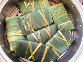 蒸锅内多加点水，将包好的十二谷腊肉粽装入蒸笼内，大火烧开转中火蒸1个半小时左右