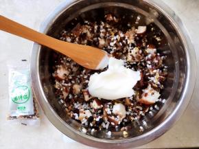 加入猪油，搅拌均匀，加入猪油后，米比较粘，很容易就成团啦