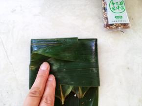 之后压一下角，将两侧的粽叶也包裹回来