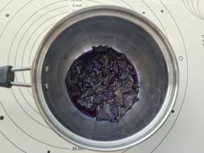 先将蝶豆花干花与清水放入小锅里小火加热，煮开后2分钟左右关火。用过滤网把蓝色的蝶豆花汁过滤出来30克备用。
