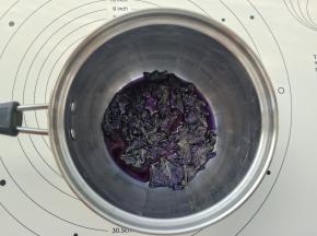 先将蝶豆花干花与清水放入小锅里小火加热，煮开后2分钟左右关火。用过滤网把蓝色的蝶豆花汁过滤出来30克备用。
