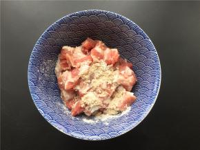 将瘦肉切小块加入适量淀粉和水拌匀。