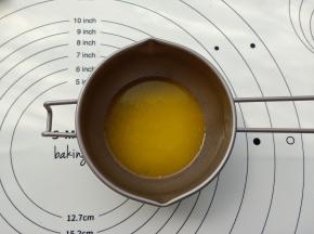 把主料中的黄油加热至融化备用。
