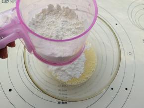 把低筋面粉和泡打粉混合后放入阳晨面粉筛里，筛入蛋液中，