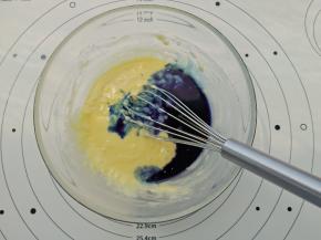 加入之前煮好的蝶豆花汁30克并呈