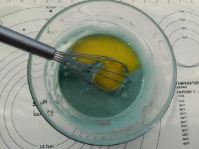 分两次加入黄油并搅拌均匀。
