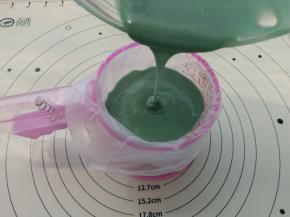 把裱花袋套在阳晨面粉筛上，把做好的面糊倒进裱花袋里，封好口放入冰箱冷藏30分钟以上（冷藏一宿更好）。
