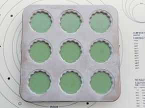 阳晨九连玛德琳模具先刷一层薄薄的黄油，再撒一层低筋面粉，把多余的粉控出去。挤入面糊，震几下烤盘。这个方子的量正好挤9个。
