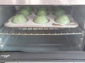 烤箱180度预热10分钟后放入中层，烤15分钟。出现凸起状，你就成功了。出炉放凉备用。
