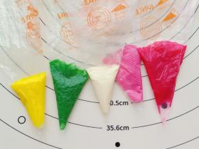 奶油霜用色素调出白、黄、绿、浅粉、深粉这五种颜色，装入裱花袋备用（奶油霜的制作见小贴士）
