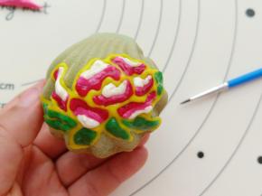 按照画好的轮廓填充花瓣和叶子。
