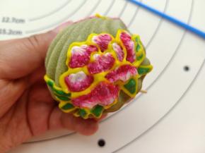 然后用勾线笔由深色向浅色方向轻轻的刷出刺绣的纹路。
