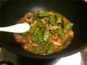 放入适量食盐翻炒均匀，直至汤汁浓稠即可关火。