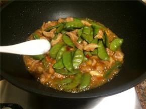 放入适量食盐翻炒均匀，直至汤汁浓稠即可关火。