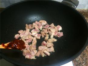 放入一勺豆瓣酱翻炒10秒。