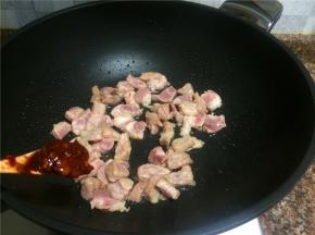 放入一勺豆瓣酱翻炒10秒。