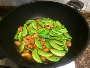 倒入适量清水煮开转小火煮至汤汁收干2/3。