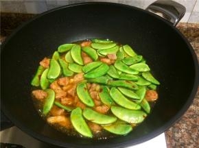 倒入适量清水煮开转小火煮至汤汁收干2/3。