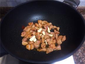 放入大蒜翻炒10秒。