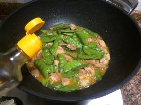 倒入适量生抽翻炒均匀。