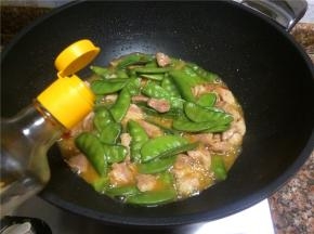 倒入适量生抽翻炒均匀。