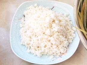 糯米用冷水泡5、6个小时，也可以泡一晚，泡的时间长一点，糯米比较粘，软软的口感更好