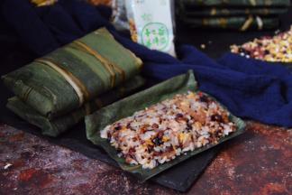 出锅即可吃啦，浓郁的粽叶香味，十二谷搭配上腊肉，特别香