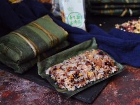 出锅即可吃啦，浓郁的粽叶香味，十二谷搭配上腊肉，特别香