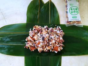 取一部分十二谷米辣肉馅，放在中间，整理好形状